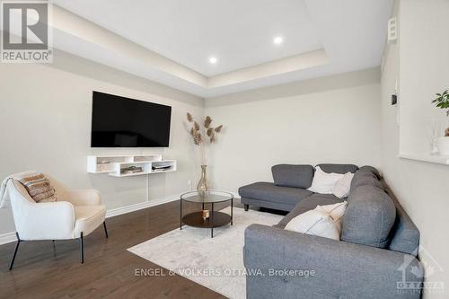 647 Trigoria Crescent, Ottawa, ON - Indoor Photo Showing Living Room