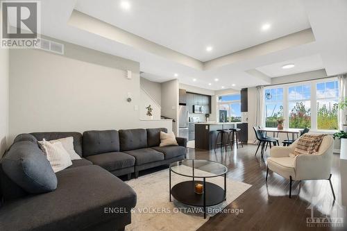 647 Trigoria Crescent, Ottawa, ON - Indoor Photo Showing Living Room