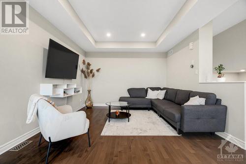 647 Trigoria Crescent, Ottawa, ON - Indoor Photo Showing Living Room