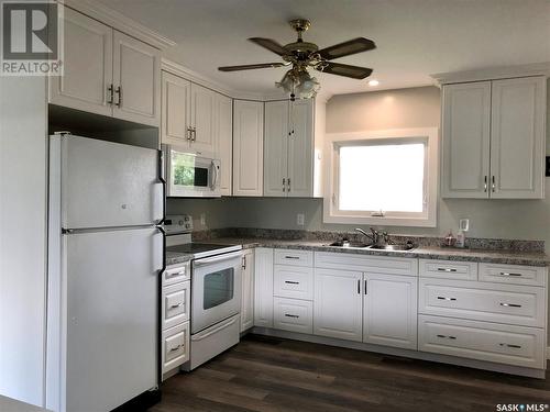 616 8Th Avenue W, Nipawin, SK - Indoor Photo Showing Kitchen With Double Sink