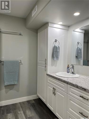 616 8Th Avenue W, Nipawin, SK - Indoor Photo Showing Bathroom