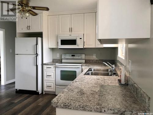 616 8Th Avenue W, Nipawin, SK - Indoor Photo Showing Kitchen With Double Sink