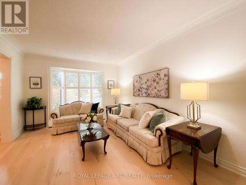 7 Nursery Lane, Pelham, ON - Indoor Photo Showing Living Room