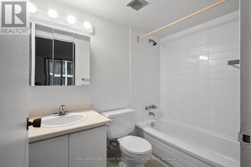 807 - 633 Bay Street, Toronto, ON - Indoor Photo Showing Bathroom