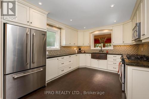 136 Golf Club Court, Richmond Hill, ON - Indoor Photo Showing Kitchen With Upgraded Kitchen