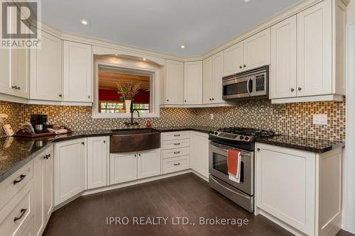 136 Golf Club Court, Richmond Hill, ON - Indoor Photo Showing Kitchen With Upgraded Kitchen