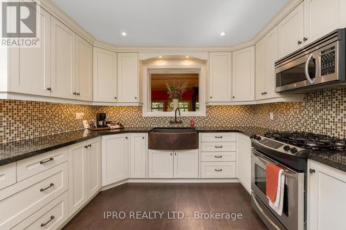 136 Golf Club Court, Richmond Hill, ON - Indoor Photo Showing Kitchen With Upgraded Kitchen