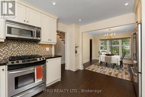 136 Golf Club Court, Richmond Hill, ON - Indoor Photo Showing Kitchen