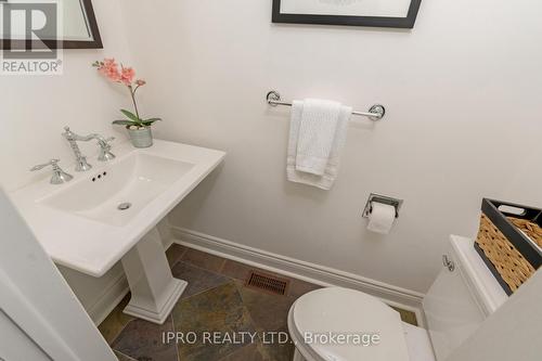 136 Golf Club Court, Richmond Hill, ON - Indoor Photo Showing Bathroom