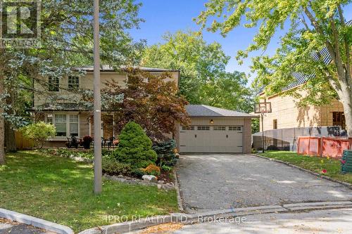 136 Golf Club Court, Richmond Hill, ON - Outdoor