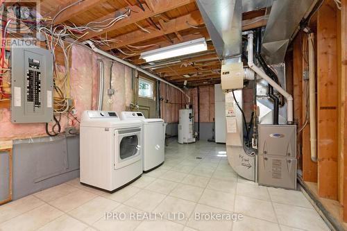 136 Golf Club Court, Richmond Hill, ON - Indoor Photo Showing Laundry Room