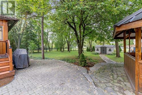 136 Golf Club Court, Richmond Hill, ON - Outdoor