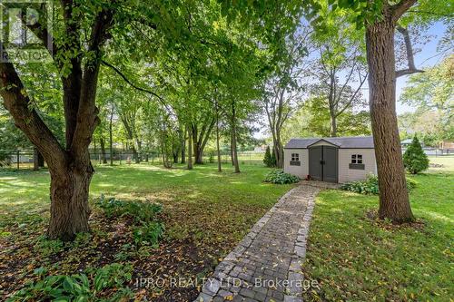 136 Golf Club Court, Richmond Hill, ON - Outdoor