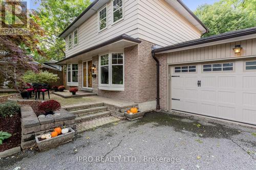 136 Golf Club Court, Richmond Hill, ON - Outdoor