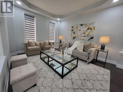 239 Vellore Woods Boulevard, Vaughan, ON - Indoor Photo Showing Living Room