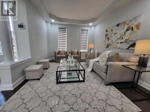 239 Vellore Woods Boulevard, Vaughan, ON - Indoor Photo Showing Living Room