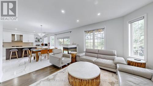 239 Vellore Woods Boulevard, Vaughan, ON - Indoor Photo Showing Living Room