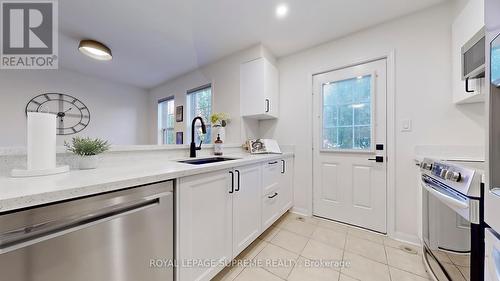 3037 Dewridge Avenue, Oakville, ON - Indoor Photo Showing Kitchen