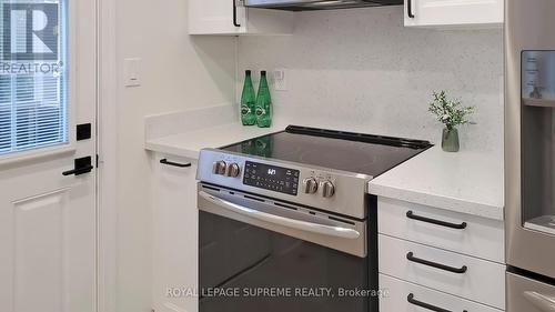 3037 Dewridge Avenue, Oakville, ON - Indoor Photo Showing Kitchen