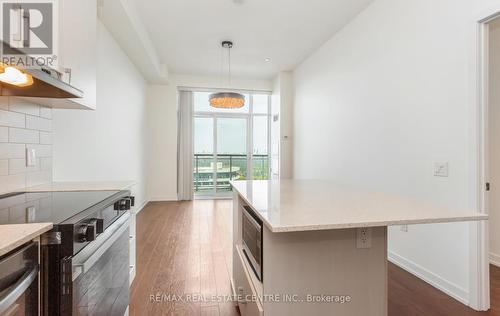 Ph03 - 2560 Eglinton Avenue W, Mississauga, ON - Indoor Photo Showing Kitchen