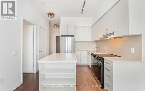 Ph03 - 2560 Eglinton Avenue W, Mississauga, ON - Indoor Photo Showing Kitchen With Upgraded Kitchen