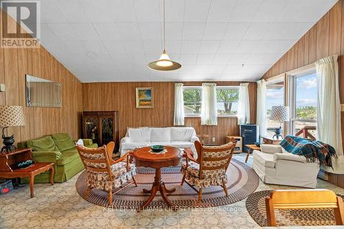 7403 Sanderson Road, Lambton Shores (Port Franks), ON - Indoor Photo Showing Living Room