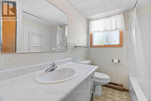 7403 Sanderson Road, Lambton Shores (Port Franks), ON - Indoor Photo Showing Bathroom