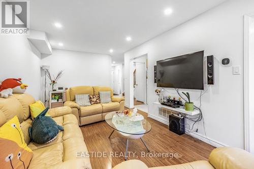 86 Oldhill Street W, Richmond Hill, ON - Indoor Photo Showing Living Room