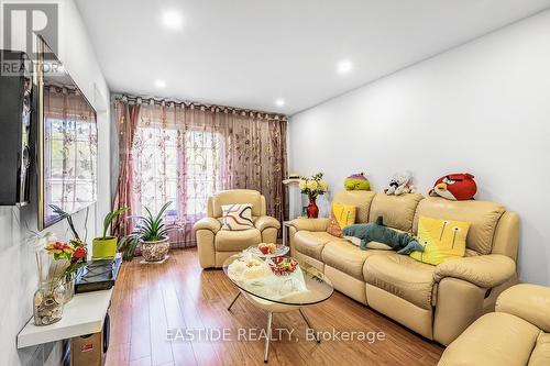 86 Oldhill Street W, Richmond Hill, ON - Indoor Photo Showing Living Room