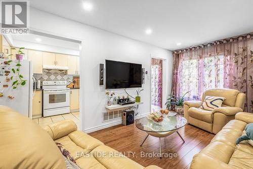 86 Oldhill Street W, Richmond Hill, ON - Indoor Photo Showing Living Room