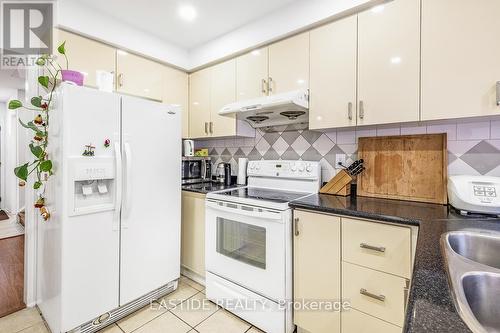 86 Oldhill Street W, Richmond Hill, ON - Indoor Photo Showing Kitchen With Double Sink