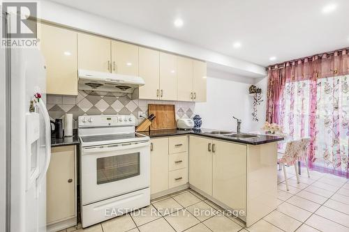 86 Oldhill Street W, Richmond Hill, ON - Indoor Photo Showing Kitchen With Double Sink