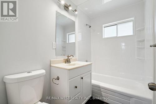 308 Donlin Avenue, Newmarket, ON - Indoor Photo Showing Bathroom