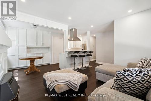 308 Donlin Avenue, Newmarket, ON - Indoor Photo Showing Living Room