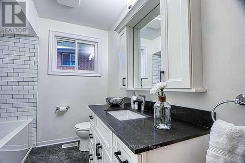 164 Gardiner Drive, Hamilton, ON - Indoor Photo Showing Bathroom