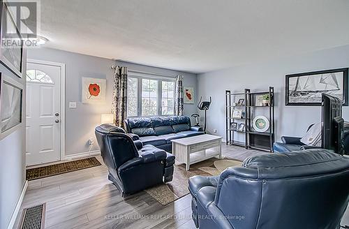 242 Oshawa Boulevard S, Oshawa, ON - Indoor Photo Showing Living Room