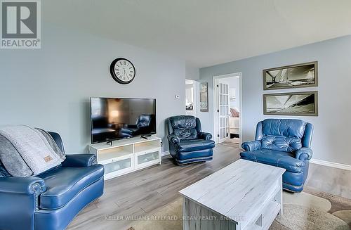 242 Oshawa Boulevard S, Oshawa, ON - Indoor Photo Showing Living Room