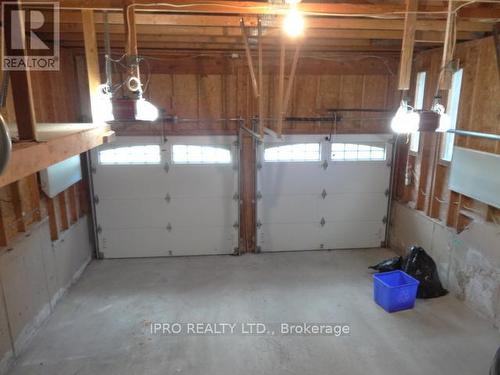 372 Salisbury Lane, Newmarket, ON - Indoor Photo Showing Garage