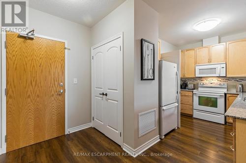 212 - 383 Main Street E, Milton, ON - Indoor Photo Showing Kitchen