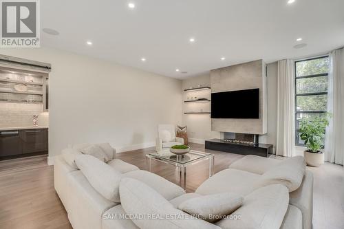 1580 Crestview Avenue, Mississauga, ON - Indoor Photo Showing Living Room