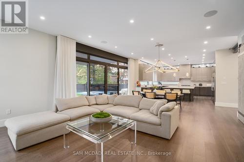 1580 Crestview Avenue, Mississauga, ON - Indoor Photo Showing Living Room