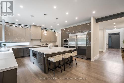 1580 Crestview Avenue, Mississauga, ON - Indoor Photo Showing Kitchen With Upgraded Kitchen