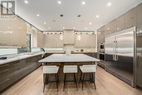 1580 Crestview Avenue, Mississauga, ON - Indoor Photo Showing Kitchen With Upgraded Kitchen