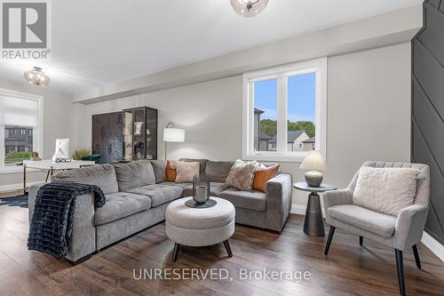 985 Audrey Place, Kitchener, ON - Indoor Photo Showing Living Room