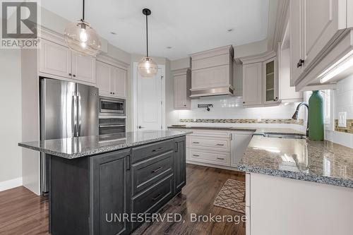 985 Audrey Place, Kitchener, ON - Indoor Photo Showing Kitchen With Upgraded Kitchen