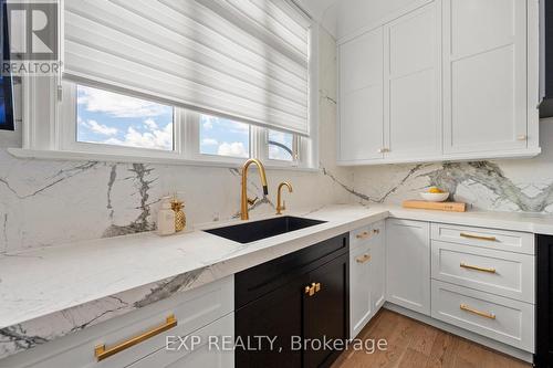 102 Vines Place, Aurora, ON - Indoor Photo Showing Kitchen With Upgraded Kitchen