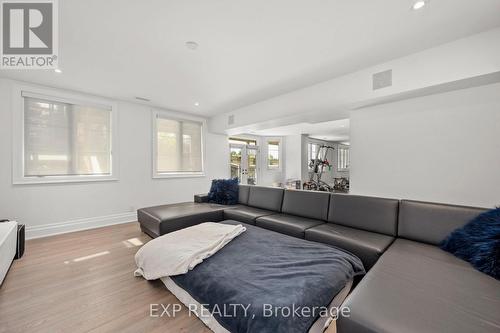 102 Vines Place, Aurora, ON - Indoor Photo Showing Living Room