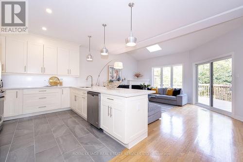 2249 Rockingham Drive, Oakville, ON - Indoor Photo Showing Kitchen With Upgraded Kitchen