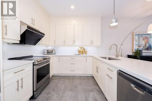 2249 Rockingham Drive, Oakville, ON - Indoor Photo Showing Kitchen With Upgraded Kitchen