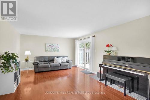 1032 Valetta Street, London, ON - Indoor Photo Showing Living Room